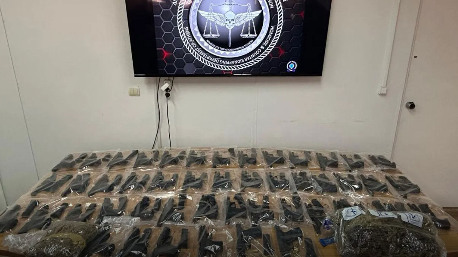 ΕΛ.ΑΣ.: Εικόνες και βίντεο από την επιχείρηση κατά της τουρκικής μαφίας-1