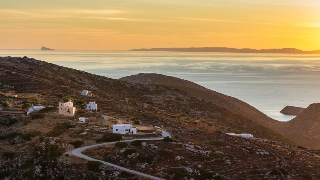 aπάνω-μεριά-το-άγνωστο-μισό-της-σύρου-563351662