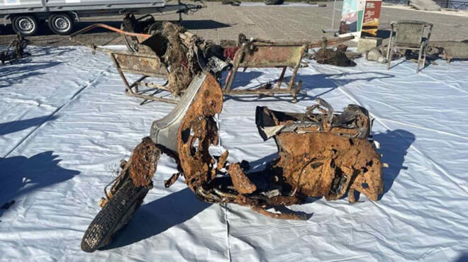 οβίδες-και-άμαξες-στον-βυθό-της-λίμνης-563358034