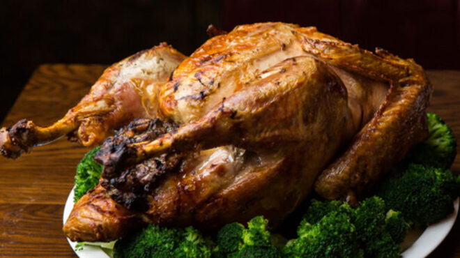 γαλοπούλα-γεμιστή-ψημένη-με-μπέικον-μ-563387938