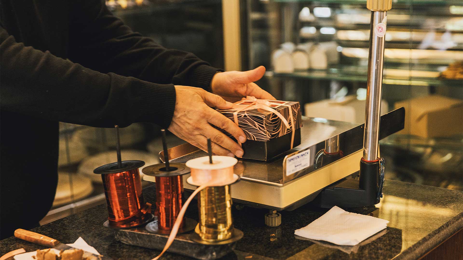 Μητροπολιτικόν: στο ιστορικό ζαχαροπλαστείο για «μανταρινάκια» και μπακλαβού-2