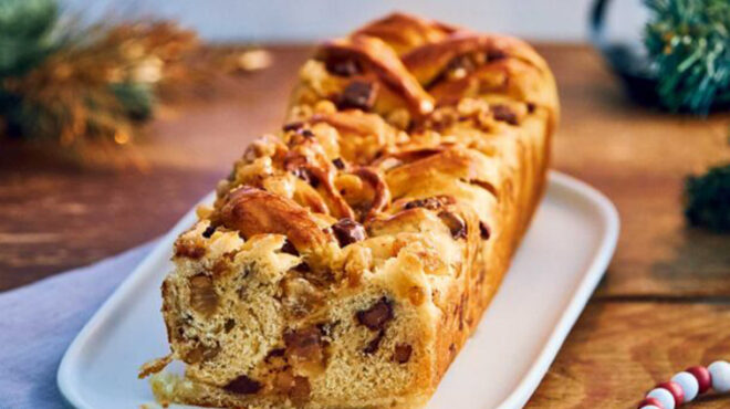 γλυκό-ψωμί-πλεξούδα-με-κάστανο-και-σοκ-563377801