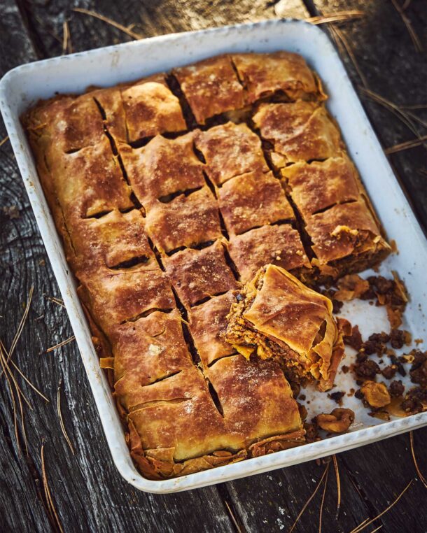 κρεατόπιτα-με-κάστανα-και-τραχανά-563396254