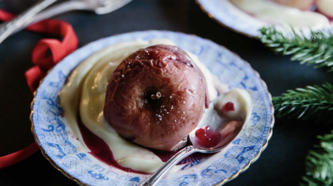 μήλα-σε-κρασί-με-μπαχαρικά-563384065