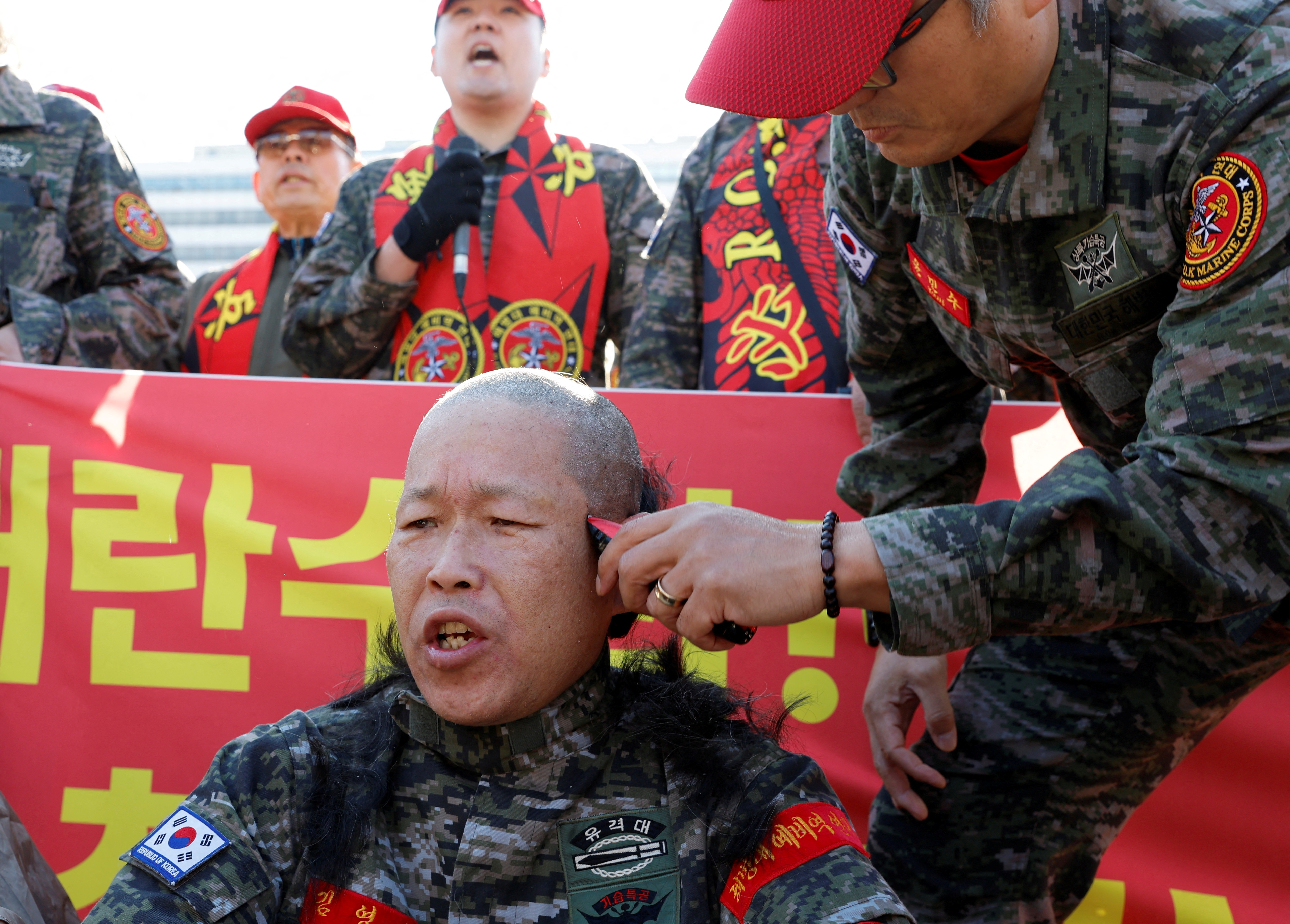 Νότια Κορέα: Ερευνα σε βάρος του προέδρου για προσπάθεια «εξέγερσης»-1