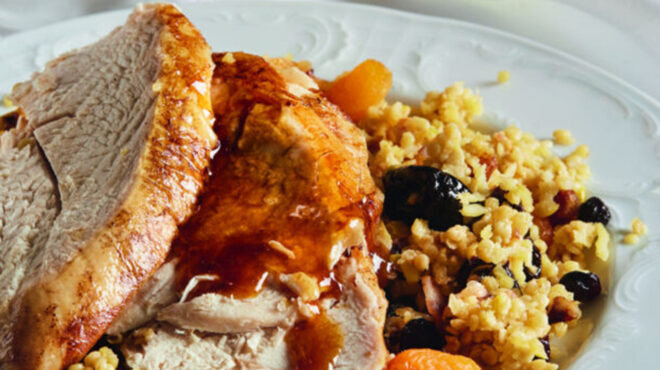 όρνιθα-γεμιστή-με-ξερά-φρούτα-κυδώνι-κ-563357311