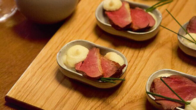 πάπια-με-πουρέ-σελινόριζας-αχλαδιού-κ-563351524