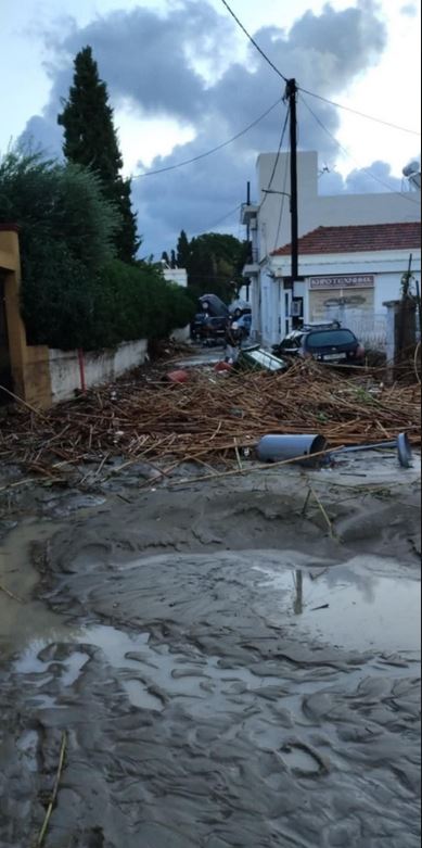 «Η κατάσταση στη Ρόδο είναι χαοτική» – Δεκάδες παραμένουν χωρίς νερό και φως-1