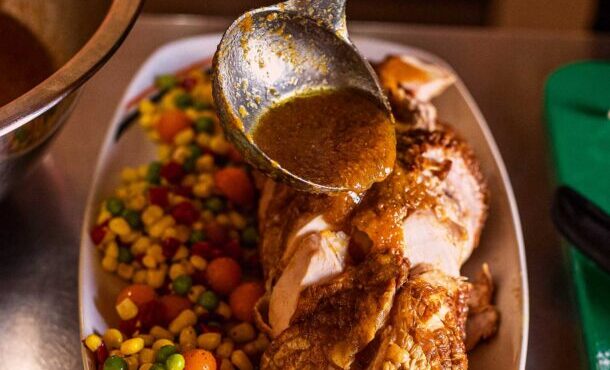 ρολό-κοτόπουλο-στην-κατσαρόλα-με-σάλτ-563355502