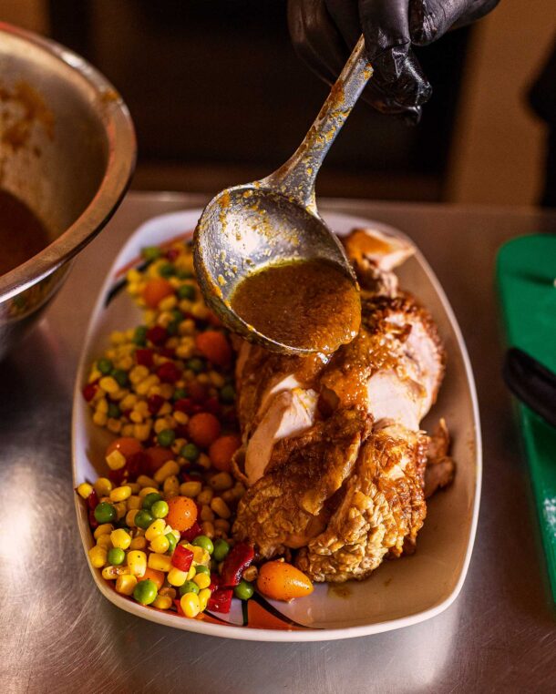 ρολό-κοτόπουλο-στην-κατσαρόλα-με-σάλτ-563355502