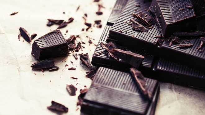 η-κατανάλωση-μαύρης-σοκολάτας-συνδέ-563357422