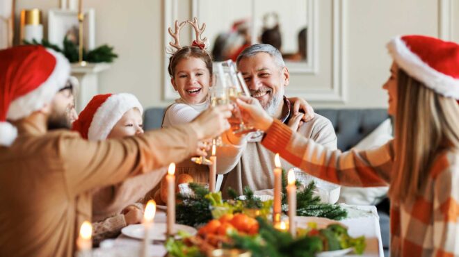 το-τραπέζι-των-χριστουγέννων-και-τα-μι-563383909