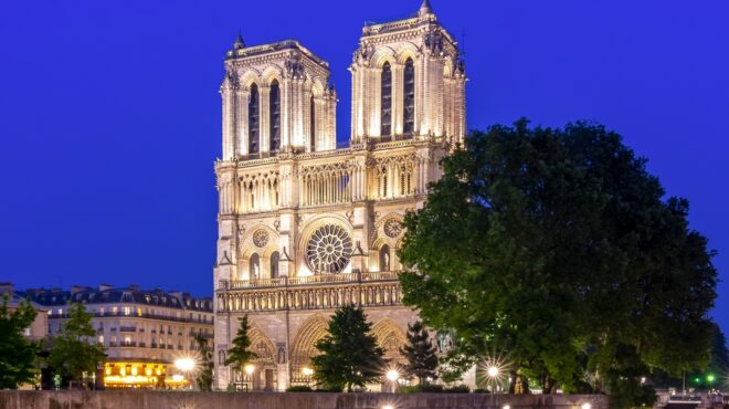 η-παναγία-των-παρισίων-ανοίγει-τις-πύλ-563363236