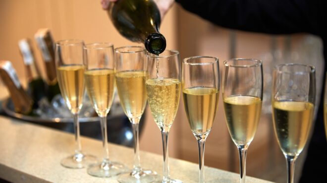 οι-παραγωγοί-σαμπάνιας-προετοιμάζον-563358415