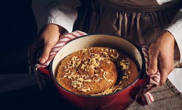 στριφτή-κουλούρα-γεμιστή-με-μπλε-τυρί-563363470