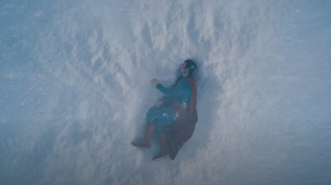 ο-σούπερμαν-αιμορραγεί-μόνος-στο-χιόν-563383738