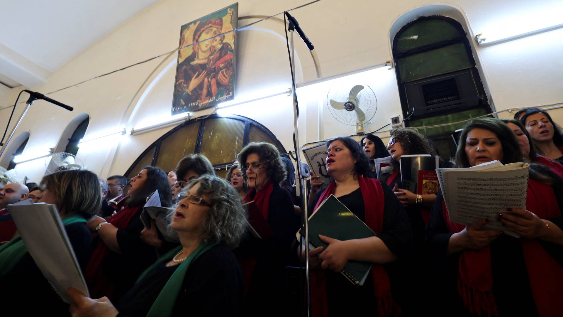 Δαμασκός: Xριστιανοί συμμετείχαν στη λειτουργία πρώτη φορά μετά την πτώση του Ασαντ-1