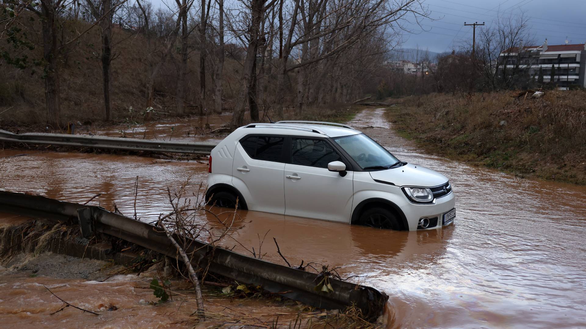 Κακοκαιρία Bora: Αποκλεισμένες περιοχές στη Ρόδο, κλειστοί δρόμοι στη Θεσσαλονίκη-4
