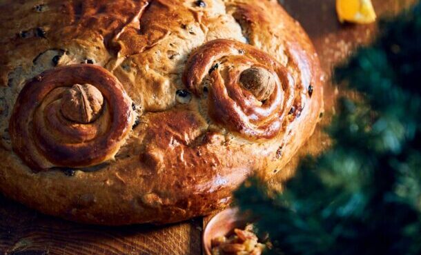 χριστόψωμο-με-ξηρούς-καρπούς-και-μπαχ-563389966