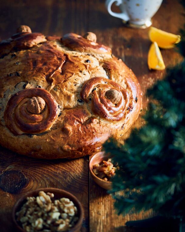 χριστόψωμο-με-ξηρούς-καρπούς-και-μπαχ-563389966