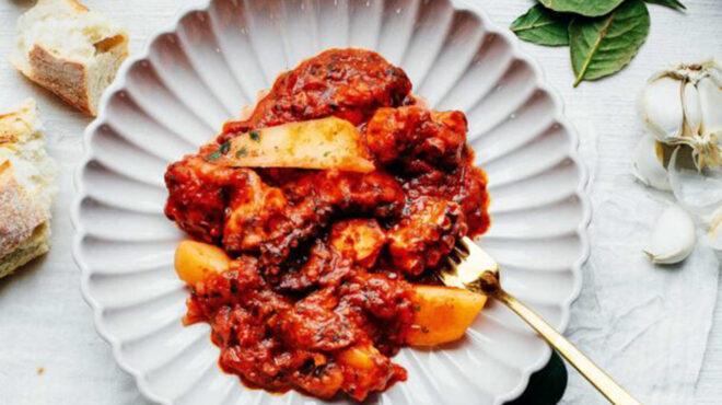 χταπόδι-κοκκινιστό-με-πατάτες-563367946