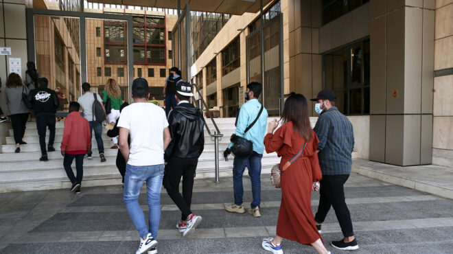 αδειες-παραμονής-μεταναστών-η-γραφει-563383642