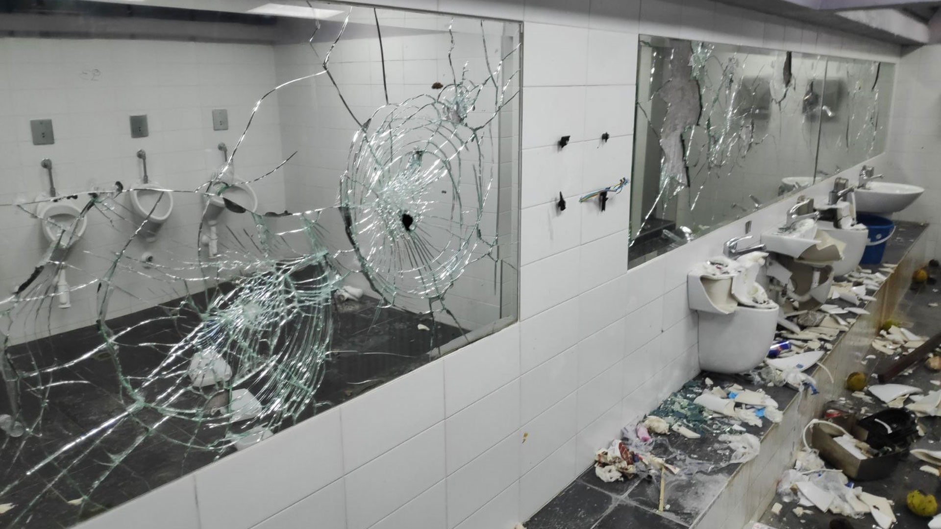 Θεσσαλονίκη: Βανδάλισαν δημόσιες τουαλέτες στη Νέα Παραλία – Κατατέθηκε μήνυση-1