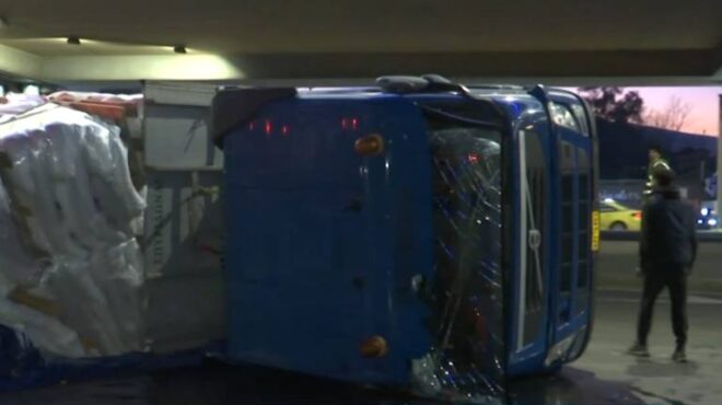 ανατροπή-νταλίκας-στο-ύψος-της-ιεράς-ο-563431417