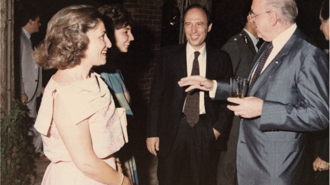 ο-πρωθυπουργός-που-στεκόταν-στην-ουρά-563414041