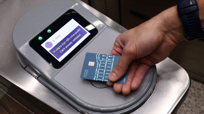 πληρωμή-εισιτηρίου-σε-μετρό-τραμ-λεωφ-563419642