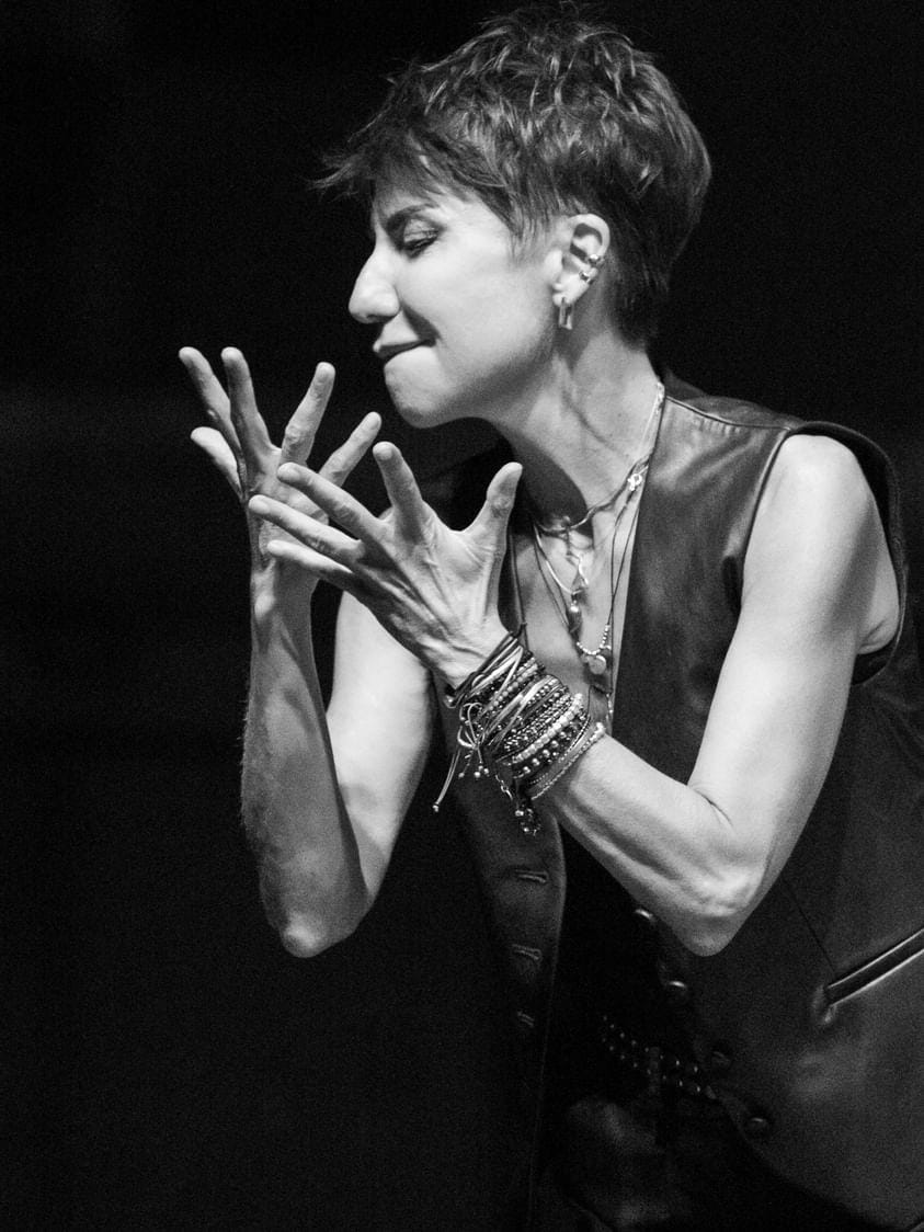 Σοφία Ρομπόλη: Είδα τους κωφούς θεατές στο Σύνταγμα να χορεύουν στον ρυθμό των τραγουδιών-1