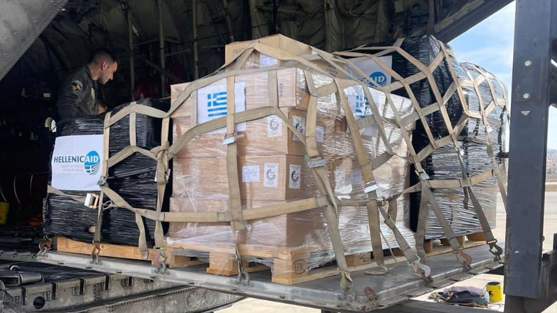 Γάζα: Η Ελλάδα έστειλε έξι τόνους ανθρωπιστικής βοήθειας με C-130-2