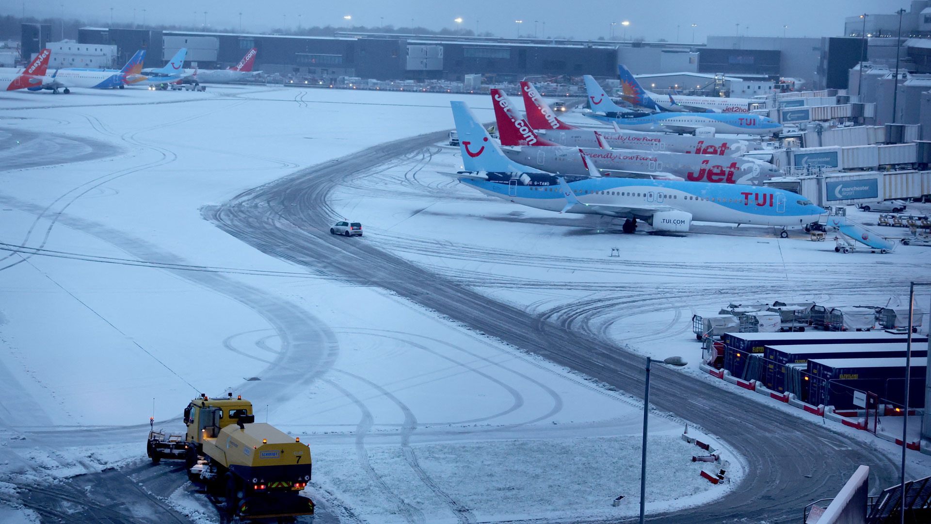 Βρετανία: Προβλήματα σε αεροδρόμια και οδικό δίκτυο λόγω σφοδρών χιονοπτώσεων-2