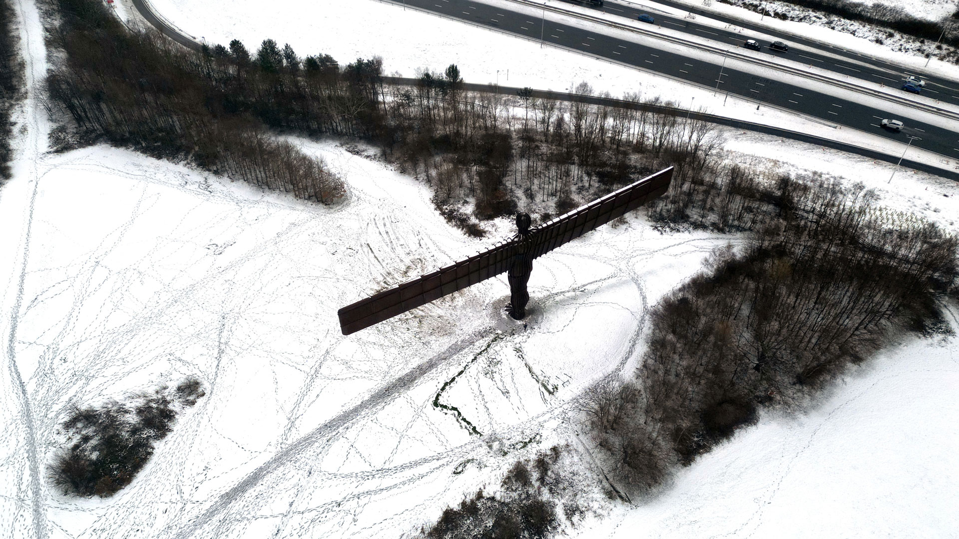 Βρετανία: Προβλήματα σε αεροδρόμια και οδικό δίκτυο λόγω σφοδρών χιονοπτώσεων-3