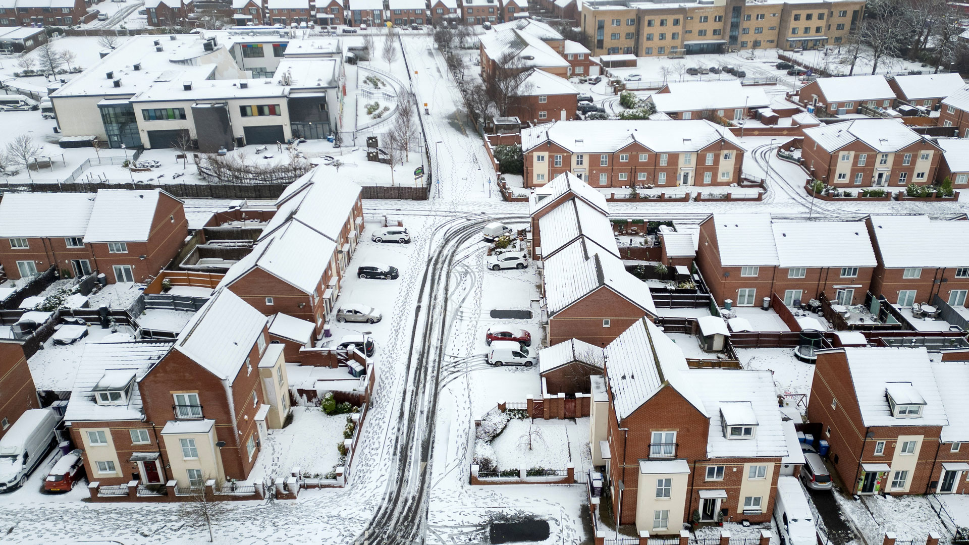 Βρετανία: Προβλήματα σε αεροδρόμια και οδικό δίκτυο λόγω σφοδρών χιονοπτώσεων-1