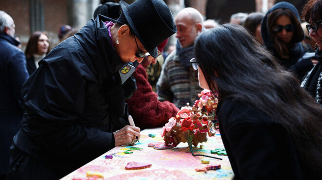 πένθος-γεμάτο-χρώμα-563405167