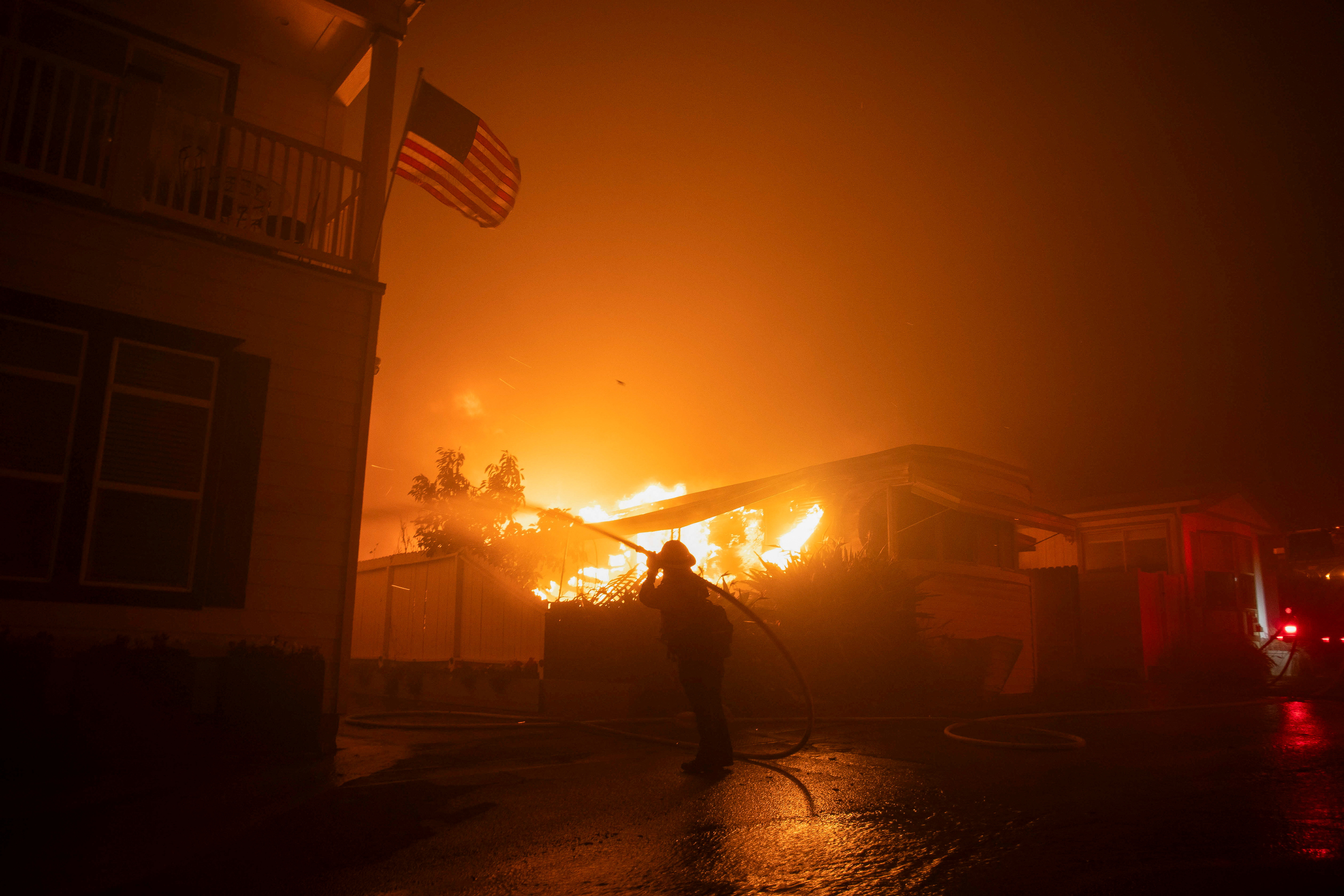 Ανεξέλεγκτες πυρκαγιές στο Λος Αντζελες – Χιλιάδες εκκενώνουν τα σπίτια τους-7
