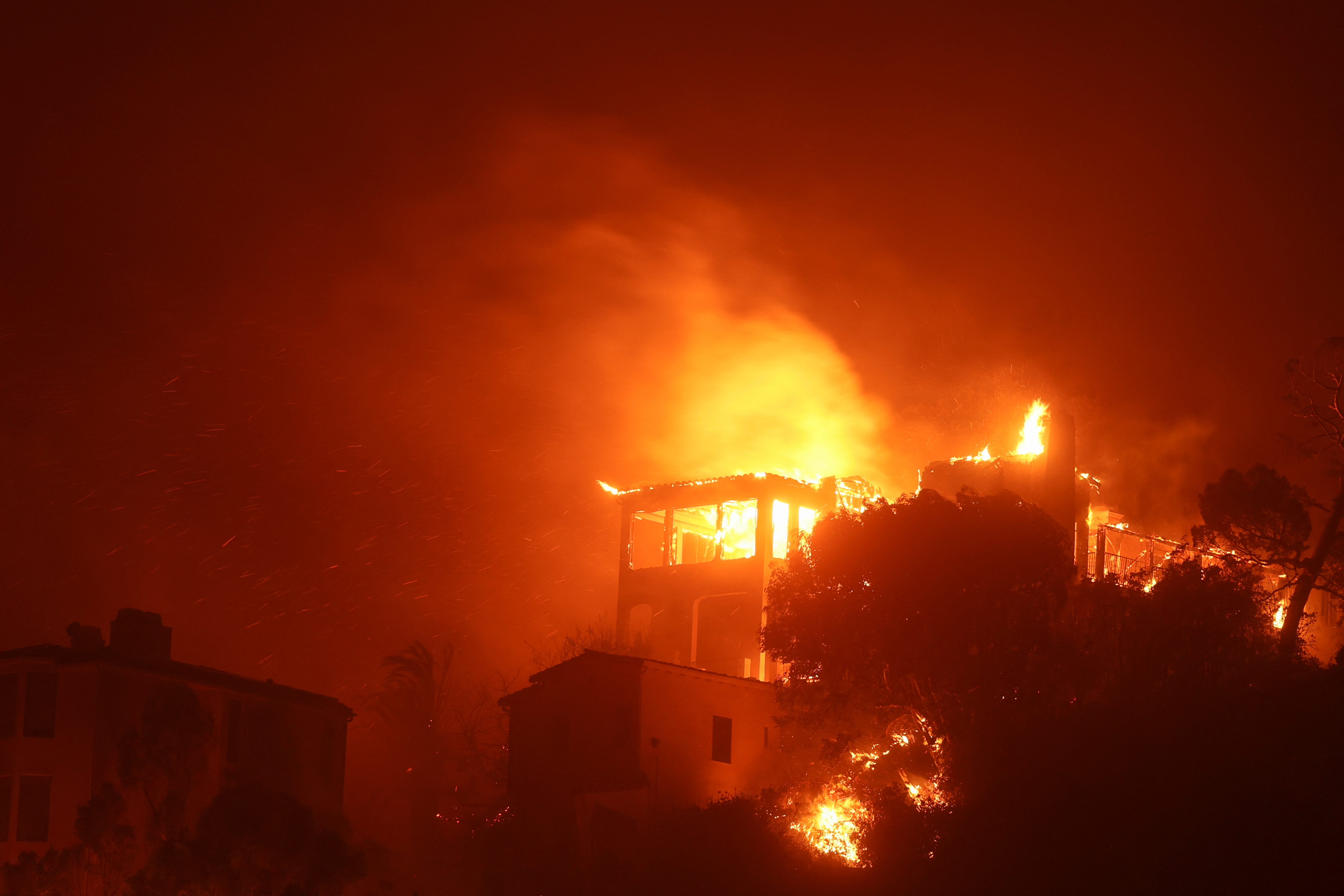 Ανεξέλεγκτες πυρκαγιές στο Λος Αντζελες – Χιλιάδες εκκενώνουν τα σπίτια τους-8