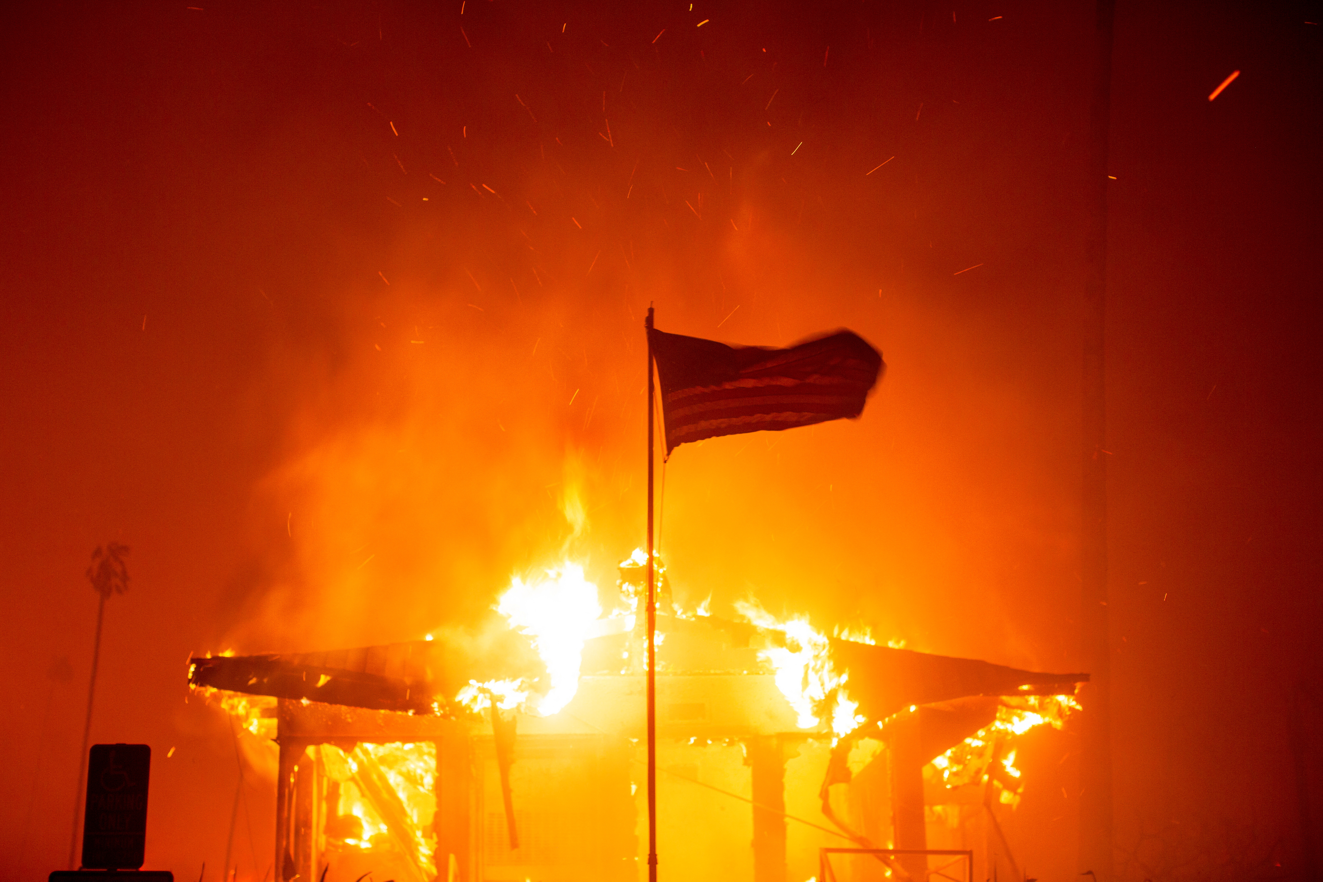 Ανεξέλεγκτες πυρκαγιές στο Λος Αντζελες – Χιλιάδες εκκενώνουν τα σπίτια τους-6