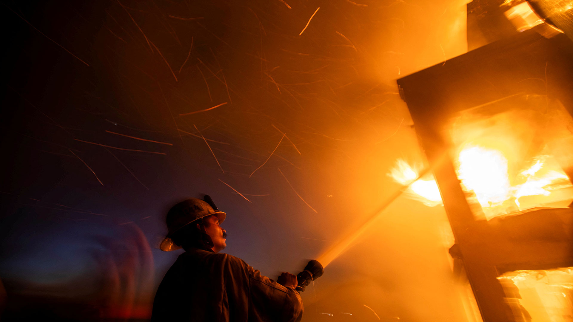 Εκτός ελέγχου οι δύο μεγαλύτερες πυρκαγιές στο Λος Αντζελες-2