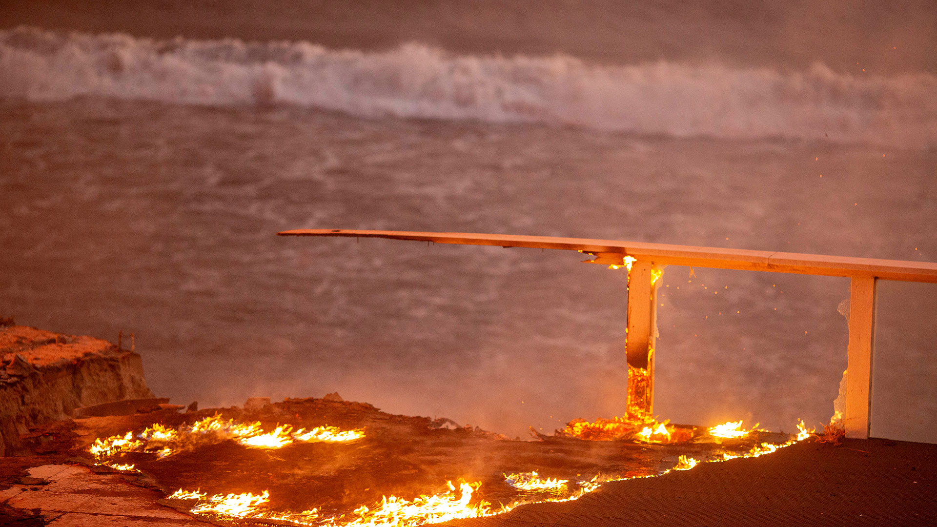 «Αρμαγεδδώνας στο Λος Αντζελες»: Πέντε πυρκαγιές καταστρέφουν χιλιάδες εκτάσεις και σπίτια-3