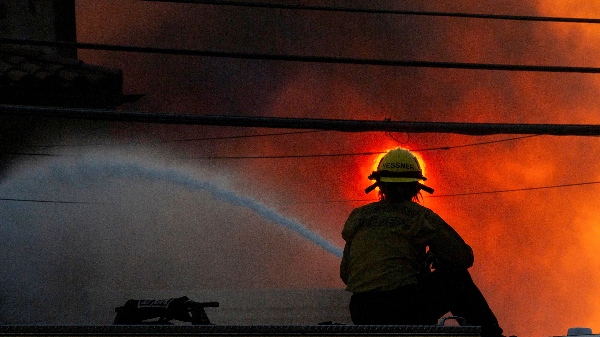 «Αρμαγεδδώνας στο Λος Αντζελες»: Πέντε πυρκαγιές καταστρέφουν χιλιάδες εκτάσεις και σπίτια-2
