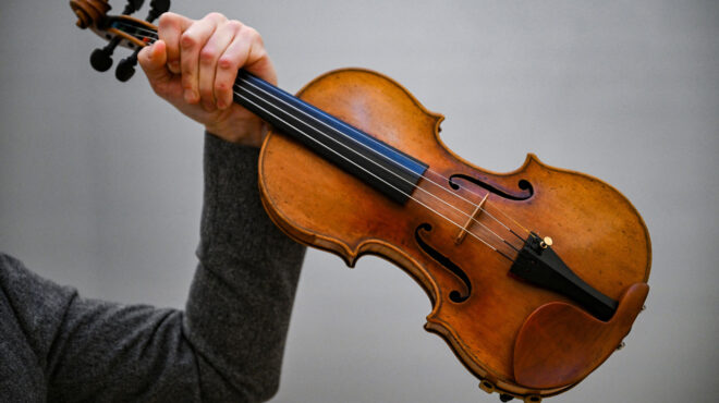 σε-δημοπρασία-βιολί-του-στραντιβάρι-α-563410609