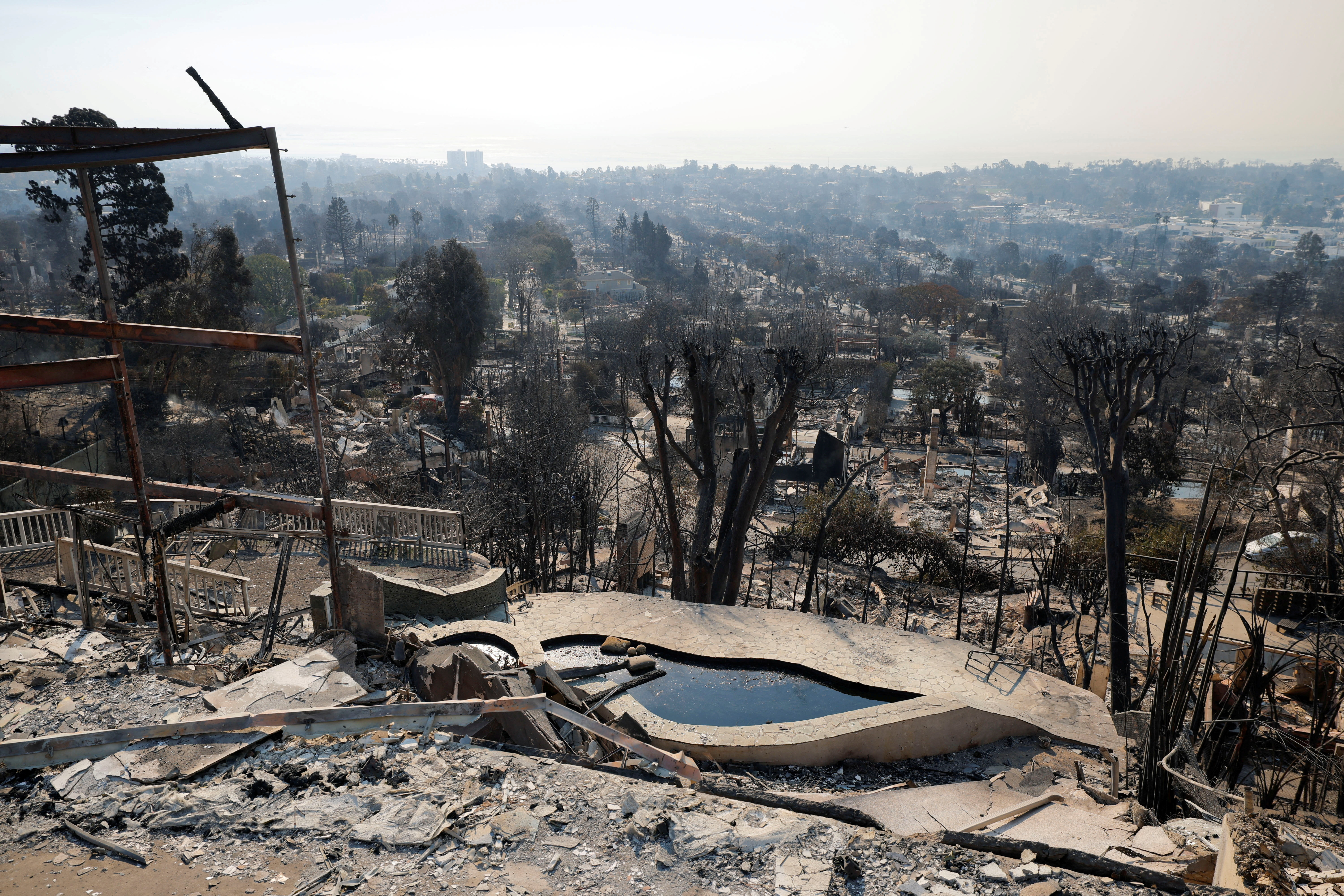 Φωτιές στο Λος Αντζελες: 11 νεκροί και πόλεμος ευθυνών για τον πύρινο όλεθρο-2