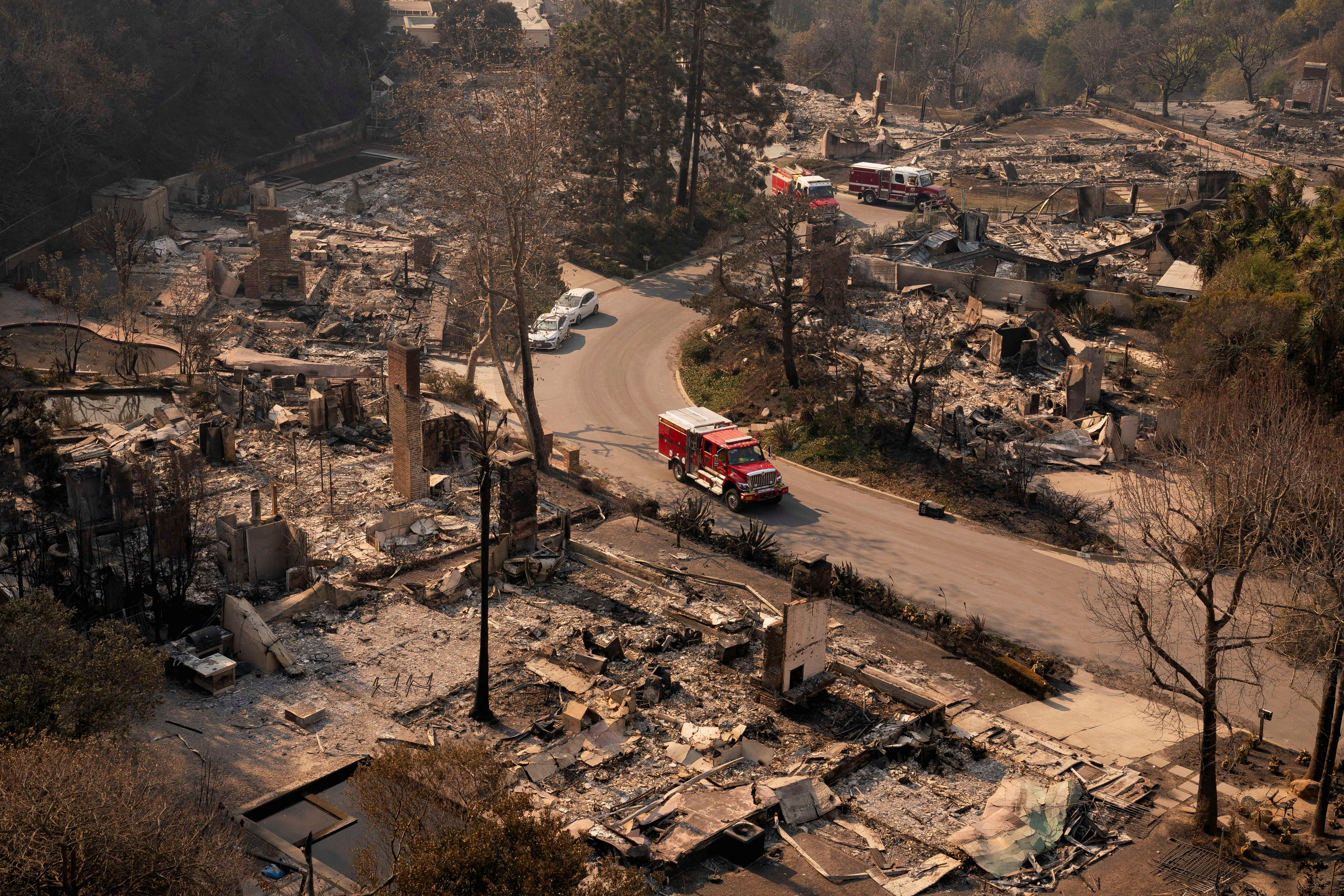 Φωτιές στο Λος Αντζελες: 11 νεκροί και πόλεμος ευθυνών για τον πύρινο όλεθρο-3