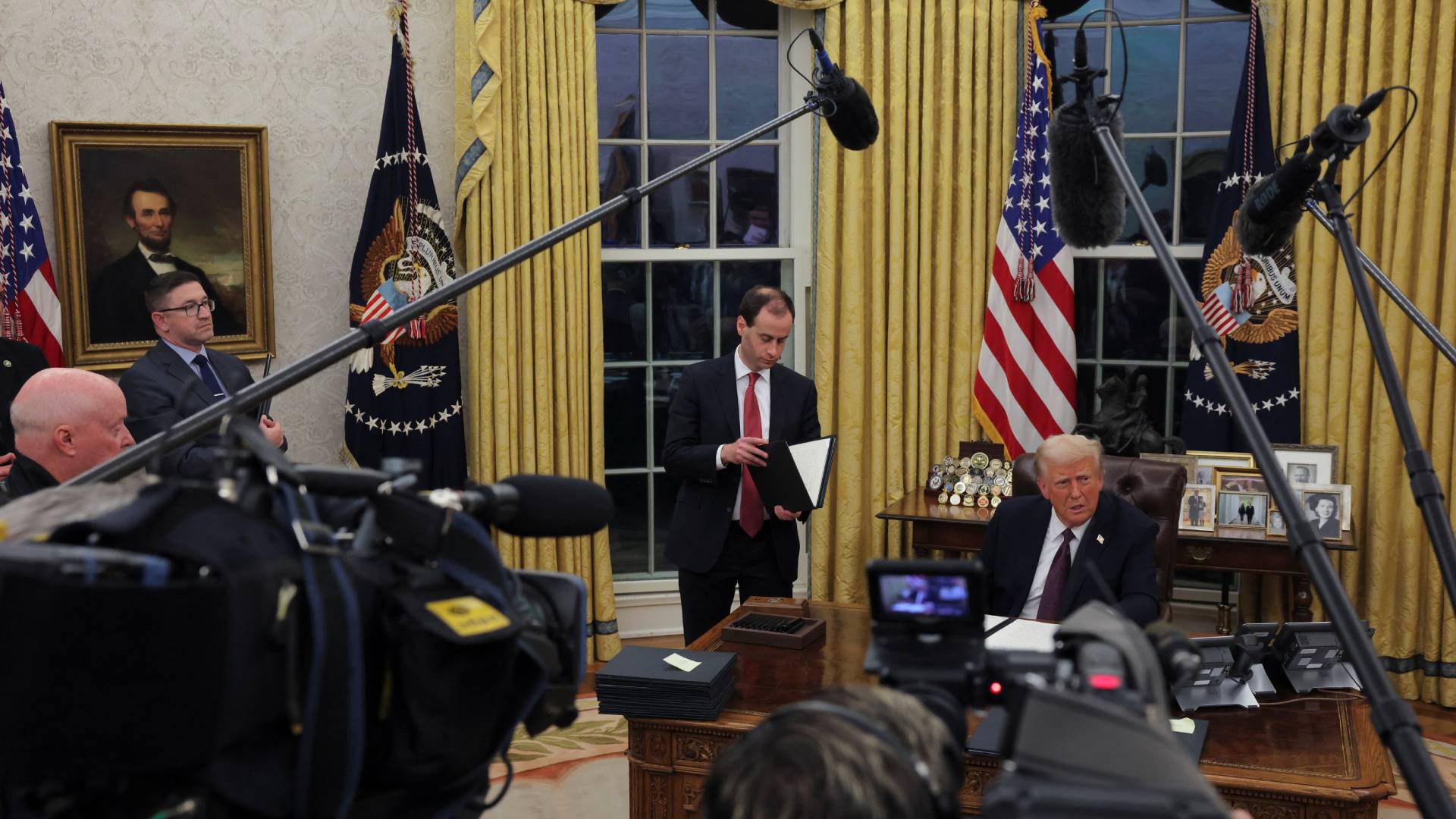 Ντόναλντ Τραμπ: Τα καρέ της επιστροφής του στο Οβάλ Γραφείο-1