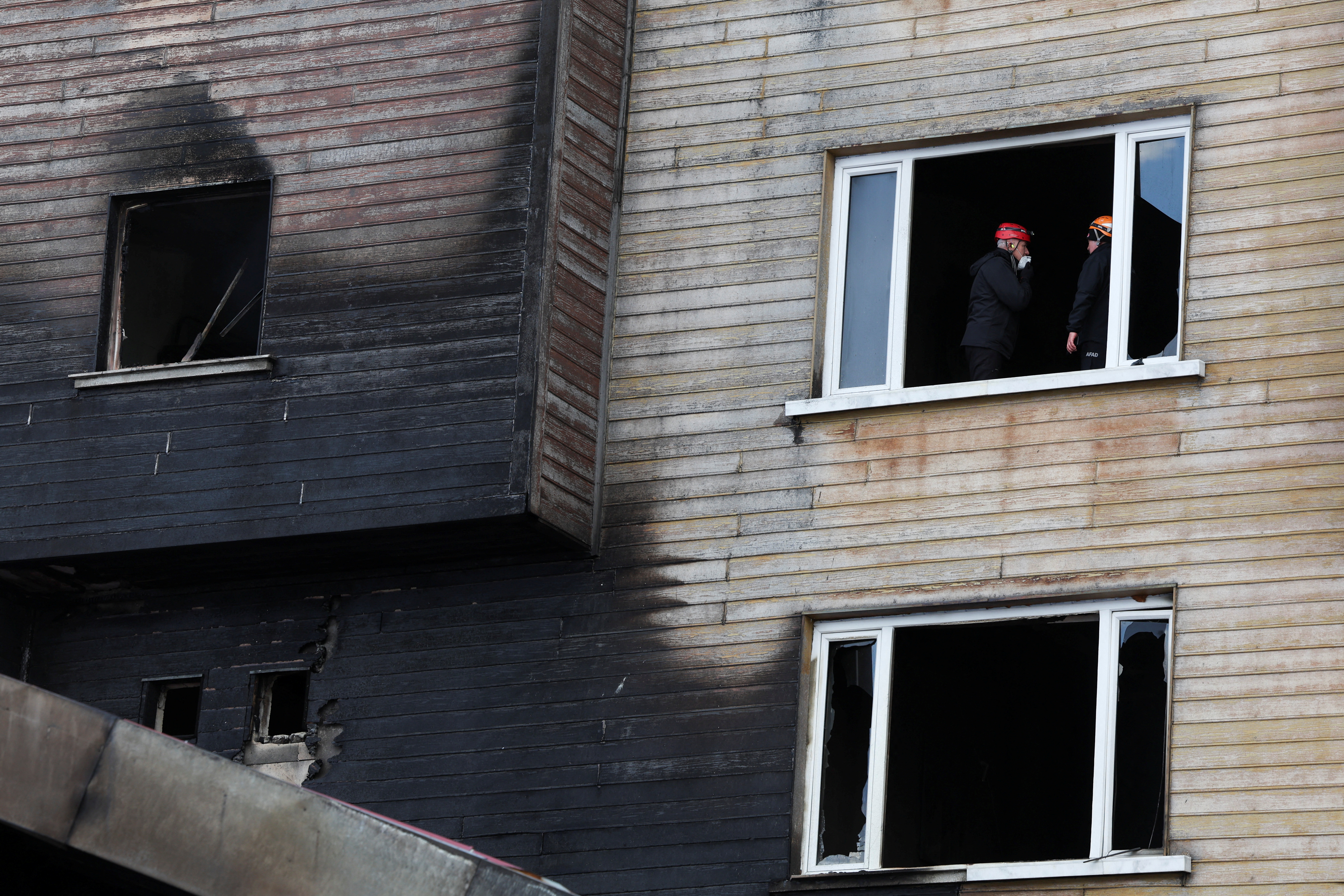 Φωτιά στην Τουρκία: Στο μικροσκόπιο οι πιστοποιήσεις του ξενοδοχείου – Τα αναπάντητα ερωτήματα-3