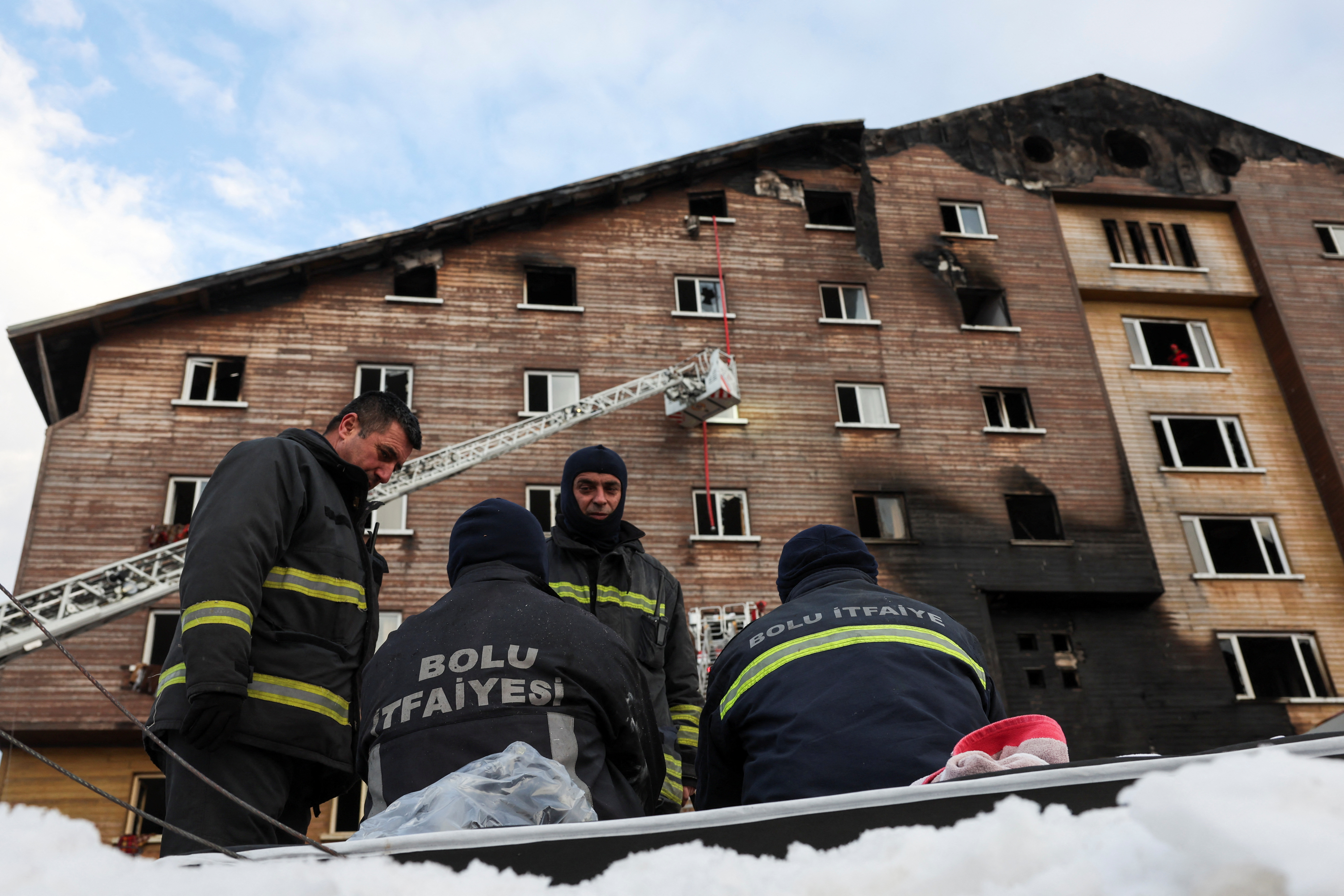 Φωτιά στην Τουρκία: Στο μικροσκόπιο οι πιστοποιήσεις του ξενοδοχείου – Τα αναπάντητα ερωτήματα-4