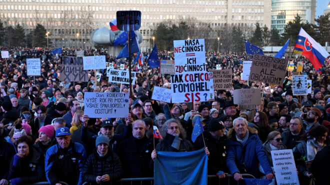 σλοβακία-αντικυβερνητικές-διαδηλώσ-563435179