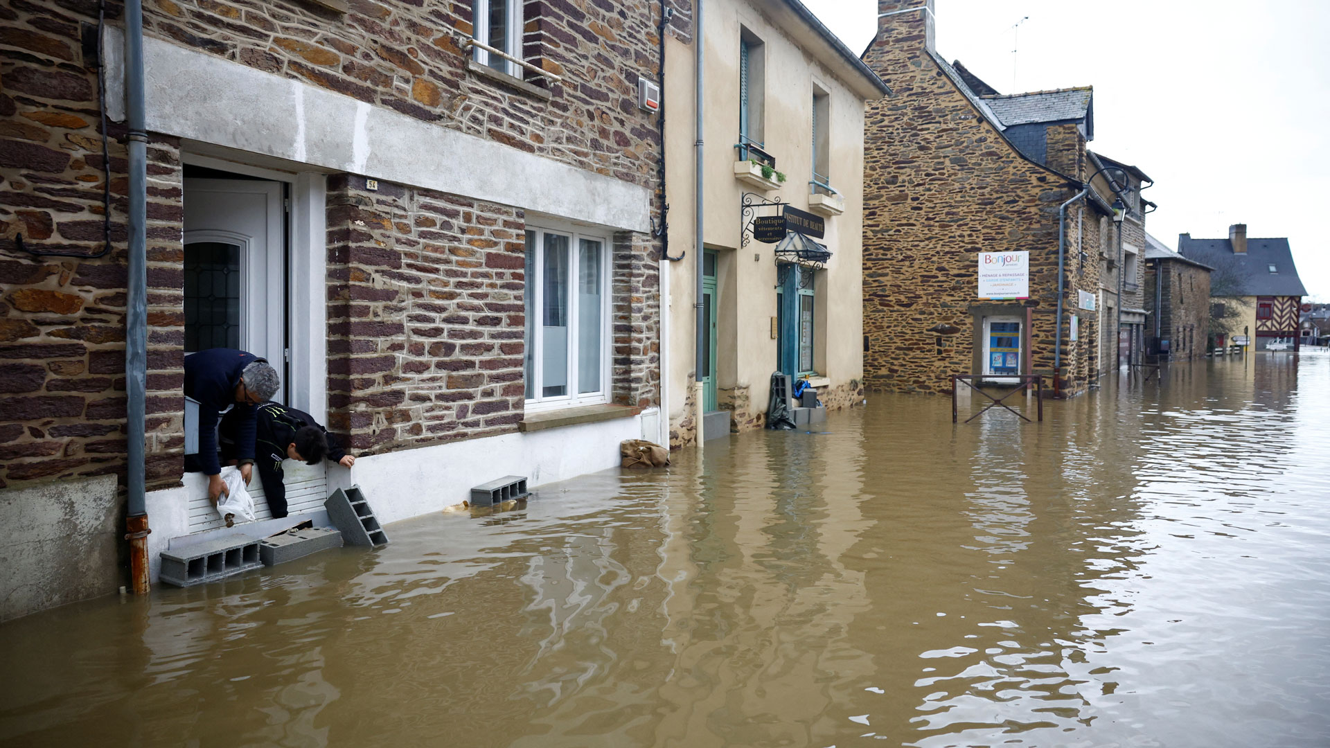 Γαλλία: Εκτεταμένες πλημμύρες στα δυτικά – Εκκενώθηκαν σπίτια-1